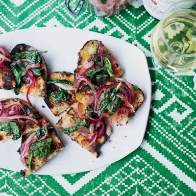 Tostadas De Queso Abiertas Con Relish De Brócoli Rabe