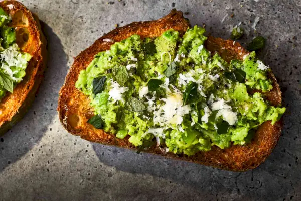 Toast z rozbitých fava fazolí s pecorinem a mátou recept