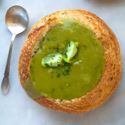 Pečená zelená rajčatová bazalková polévka v sourdough