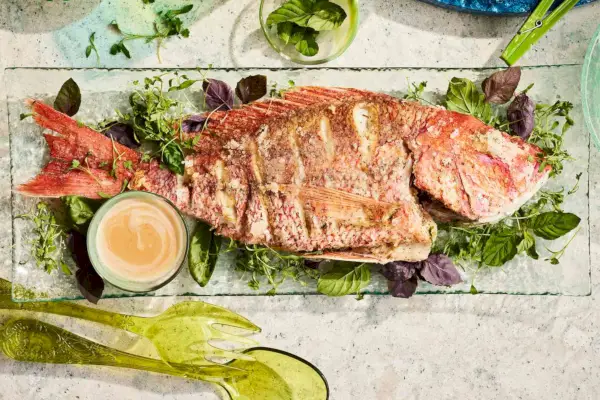 סנאפר מטוגן שלם עם קשיו Nuoc Cham