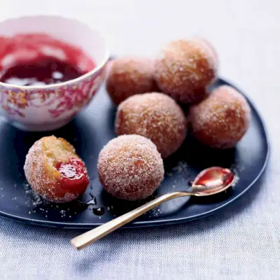 Donut-Löcher mit Himbeermarmelade