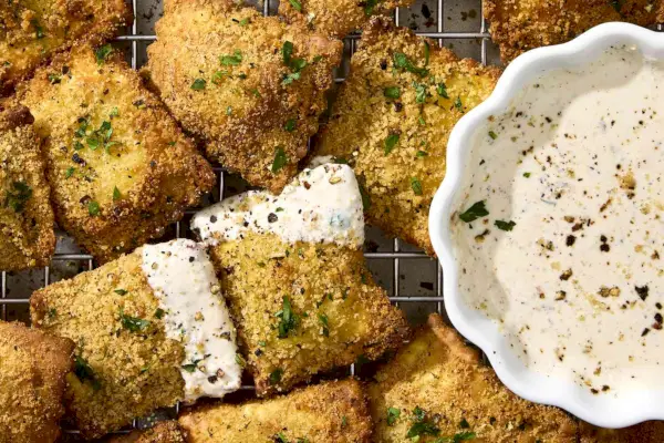 Gebratene Ravioli mit Cacio-Pepe-Dip.
