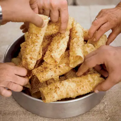 Frittiertes griechisches Gebäck mit Honig und Nüssen