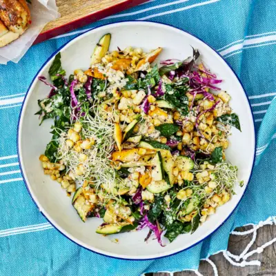 Salada de Abóbora Grelhada, Milho e Couve com Vinagrete de Semente de Girassol
