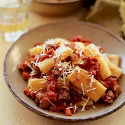 Herzhaftes Lammragù mit Rigatoni