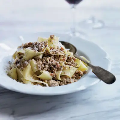 Pappardelle mit weißer Bolognese