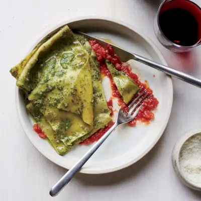 Mit Ricotta gefüllte Taschentuchnudeln mit Pesto und Marinara