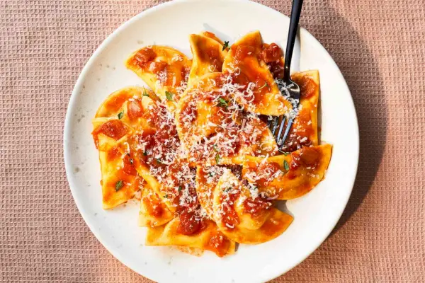 Geräucherte Mozzarella-Mezzalune mit geschmorter Zwiebelsauce