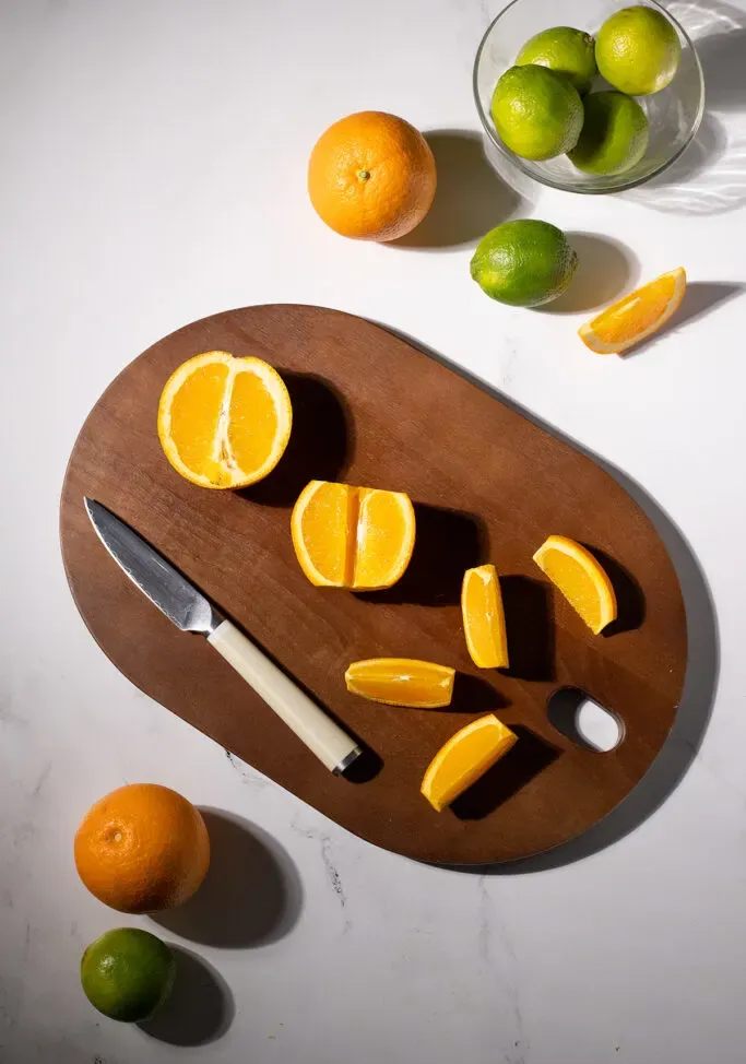 eine in einfache Spalten geschnittene Orange.' loading='lazy' title=