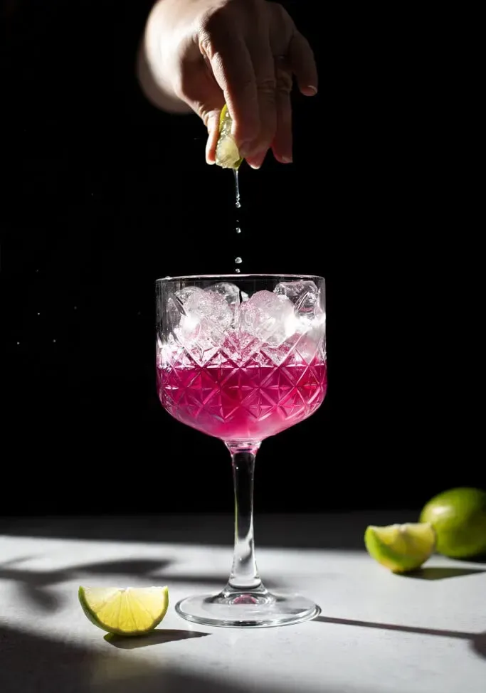 라임 조각을 음료에 짜서 넣기' title=