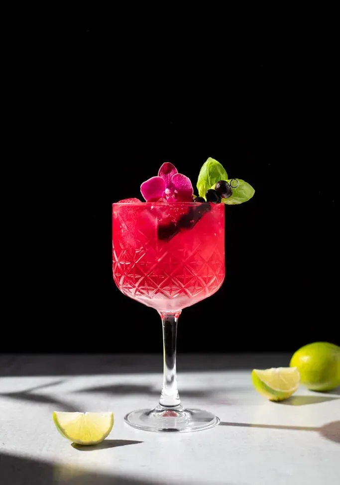 커다란 유리잔에 든 분홍색 음료' title=