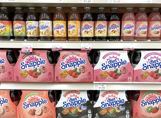 snapple bottles in grocery aisle
