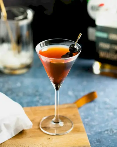 Coquetel Manhattan com cereja Luxardo