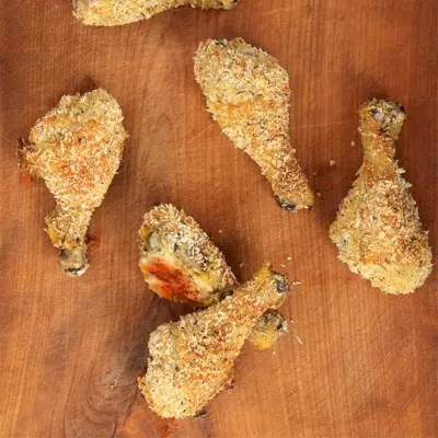 パン粉をまぶしたチキンレッグのオーブン焼き