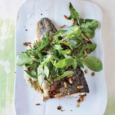 Truite avec vinaigrette tiède aux pignons de pin et purée de fenouil