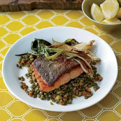 Truite de mer avec lentilles au curry et oignons nouveaux