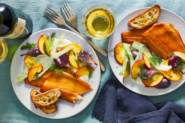 Truite fumée avec radis rôtis et salade de fenouil et fruits à noyau