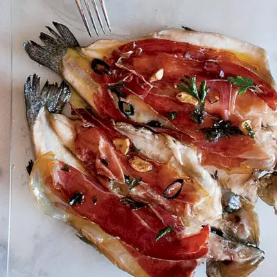 Truite poêlée avec jambon Serrano et huile d'ail et de chili
