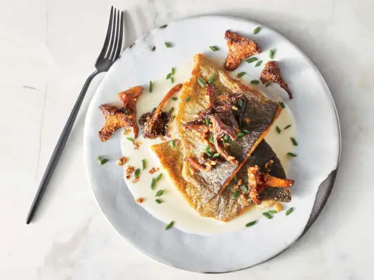 Truite poêlée à l'ail vert et girolles croquantes