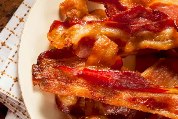 Křupavá slanina na talíři