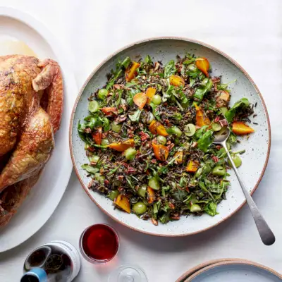 Salade de riz sauvage aux betteraves, raisins et pacanes