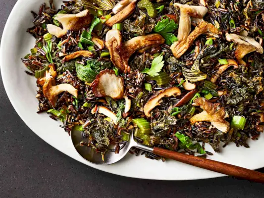 Recette de riz sauvage frit aux feuilles de moutarde et aux champignons
