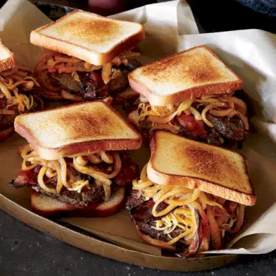 Hambúrgueres de Gouda Defumado e Bacon com Molho Barbecue