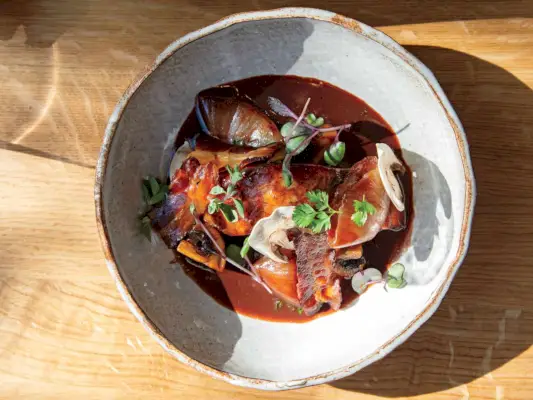Receita de Bacalhau Preto com Cogumelos, Bacon e Molho de Vinho Tinto