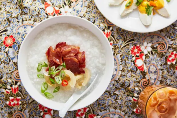 Khao Tom de Kru Nid (mingau de café da manhã tailandês com bacon)