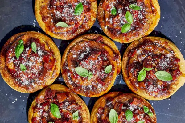 Rolinhos de Brioche Recheados com Pesto e Queijo com Geléia de Bacon e Tomate