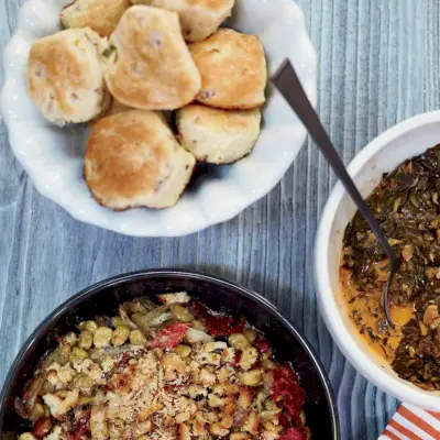 Biscoitos de bacon e cebolinha com manteiga de sorgo