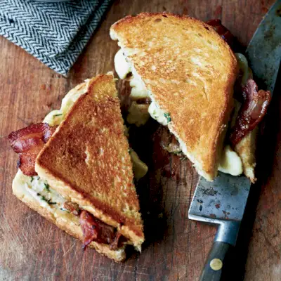 Sanduíches Grelhados De Queijo E Bacon Com Coalhada De Queijo. Foto © Fredrika Stjärne