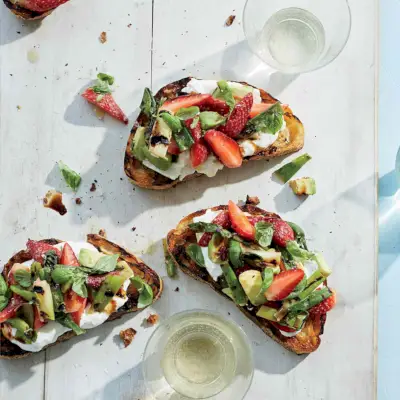 Tostadas De Fresa Y Aguacate A La Parrilla Con Burrata