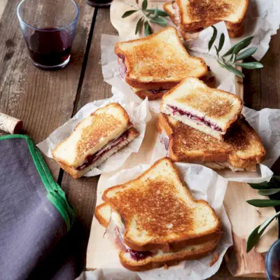 Jamón y queso a la parrilla con mermelada de fresa, vino tinto