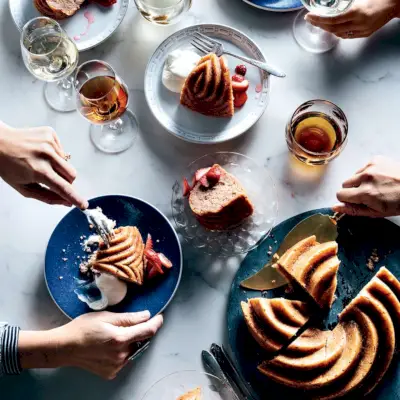 Pastel de fresa y miel con crema batida agria