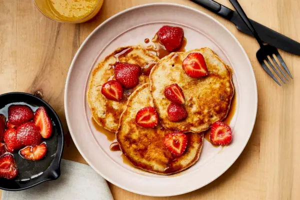 Panqueques de masa madre con sirope de melaza de arce