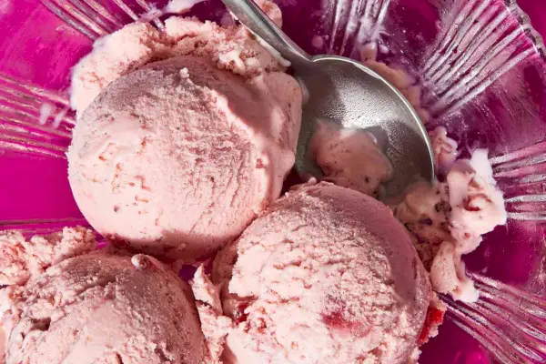 Helado de vainilla y fresa asada