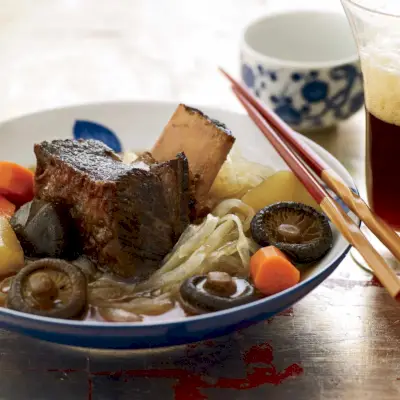 Costelinha refogada com macarrão Daikon e vidro