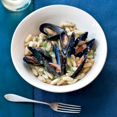 Cavatelli s mušlemi, Lillet a koprem. Foto © Quentin Bacon