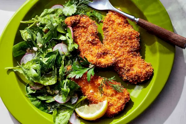 Hühnchenfilets für Erwachsene mit Kräuter- und Radieschensalat