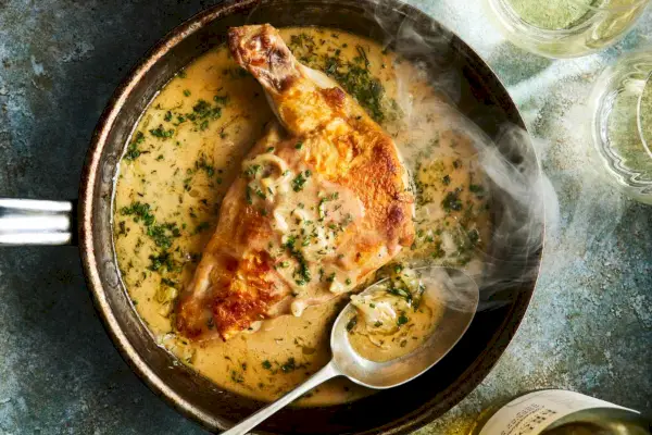 Hähnchenbrust mit Weißwein-Pfannensauce mit Crème Fraîche und Frühlingskräutern