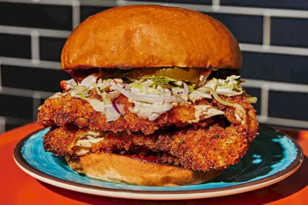 Hawaii-gewürztes Brathähnchen-Sandwich