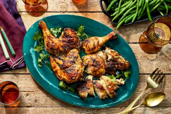 Mit Joghurt mariniertes gegrilltes Hähnchen
