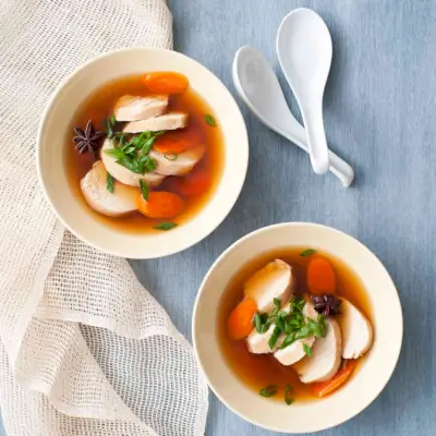 Chinesische pochierte Hähnchenbrust mit Sternanis