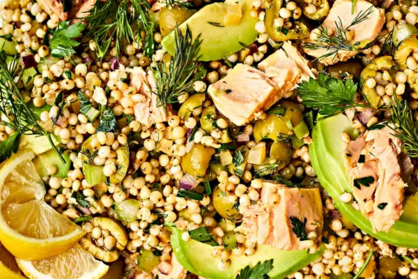 Sorghum- und Albacore-Thunfischsalat mit eingelegter Zitrone