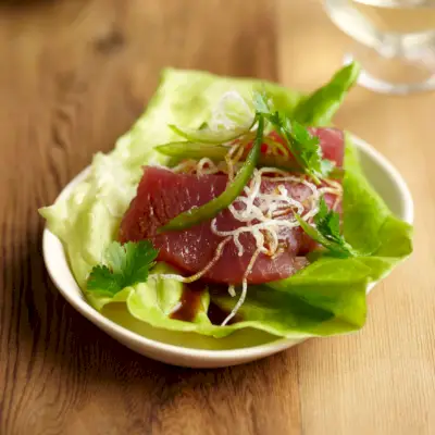 Wraps mit frischem Thunfisch und Buttersalat mit Yuzu Ponzu
