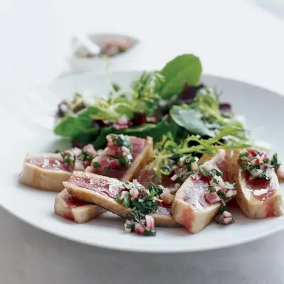 Gebratener Thunfisch mit Chimichurri-Sauce und Gemüse