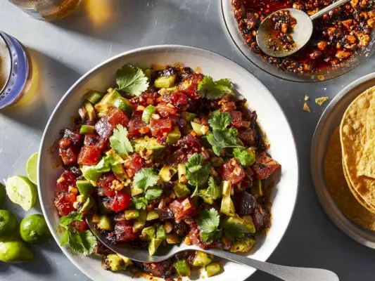 Thunfisch-Avocado-Ceviche mit Salsa Macha