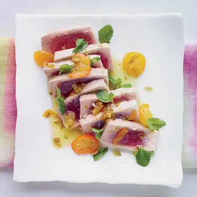 Pochierter Thunfisch mit Kumquats und Jalapeño
