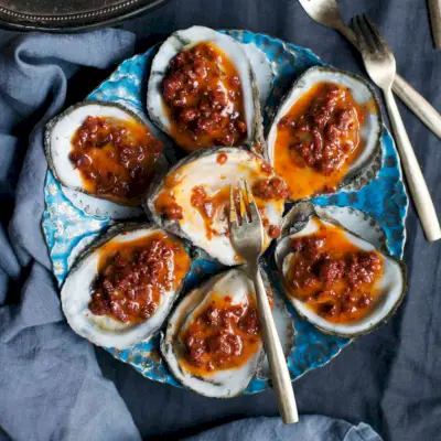 Grilované ustrice s chorizo maslom